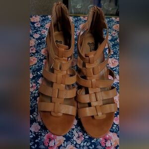 Camel color wedges